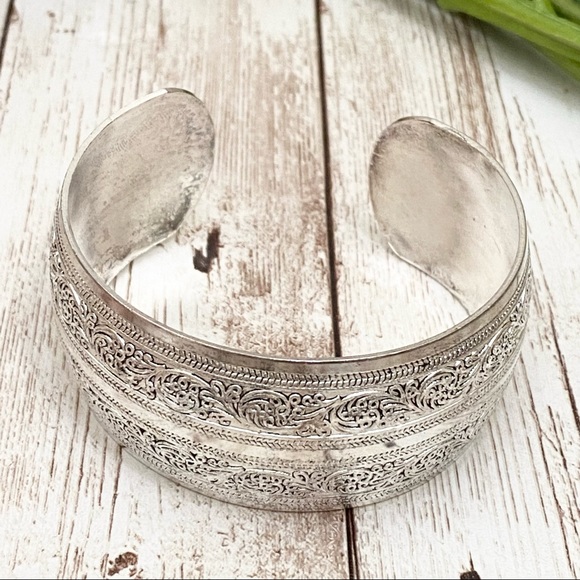 Unsigned Silver-tone Ornate 1.25” Open Bangle Stackable Bracelet - Picture 8 of 9